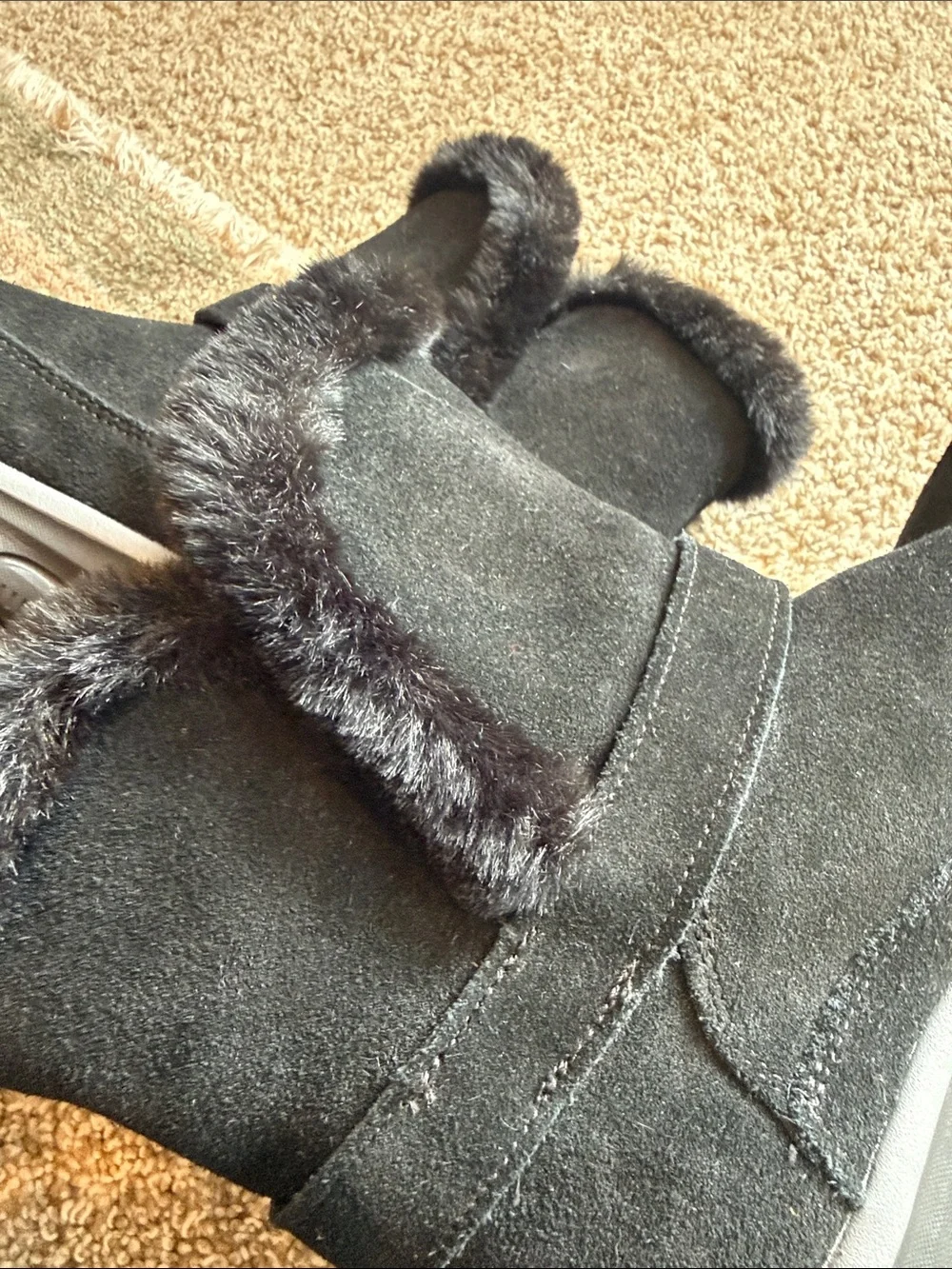 Skechers women’s slip ins  Black Faux-Fur Winter Boots size 7.5